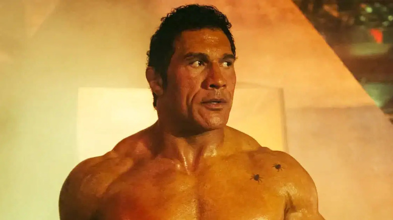 Mike Kerr intrând în ring în mașina de zdrobire