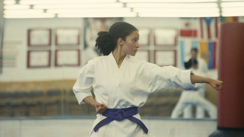 Chase Infiniti ca Willa Ferguson practicând karate într -un dojo într -o luptă după alta
