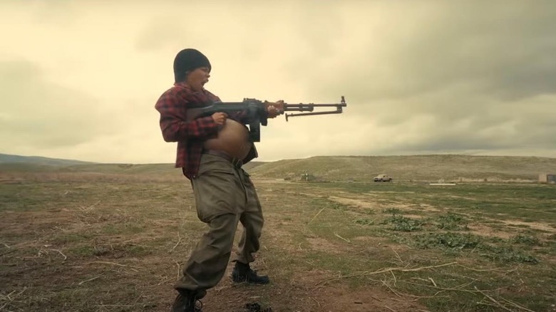 Perfidia Beverly Hills trăgând o armă într -o luptă după alta