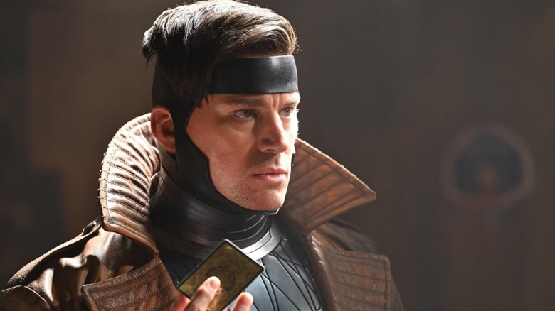 Gambit ținând o carte de joc în Deadpool & Wolverine