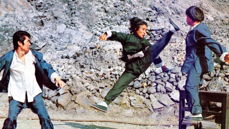 Trei bărbați care se luptă în cald, răcoros și vicios