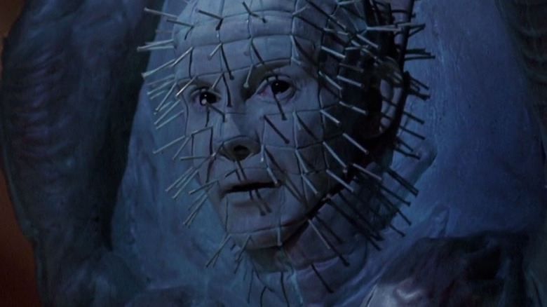 Pinhead prins în interiorul unui stâlp din Hellraiser III: Iadul pe Pământ