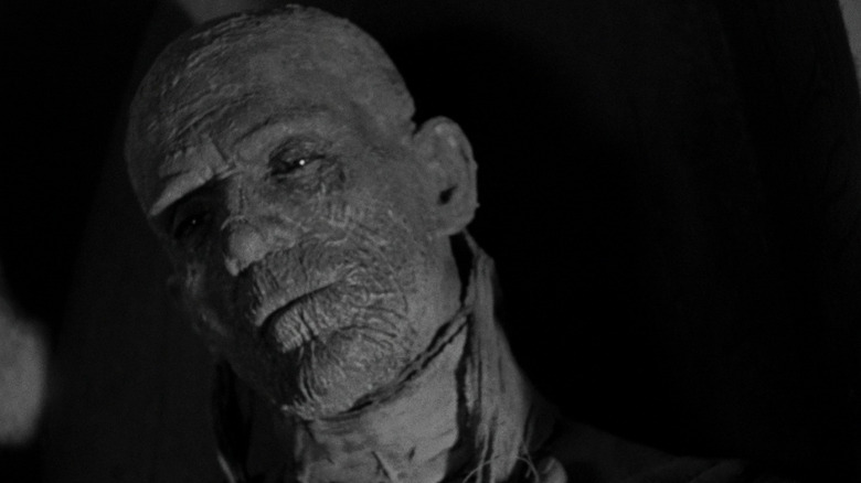 Imhotep întins în mormântul său în mumie