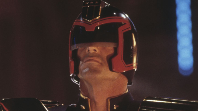 Sylvester Stallone în calitate de judecător Dredd în picioare în fața judecătorului Dredd