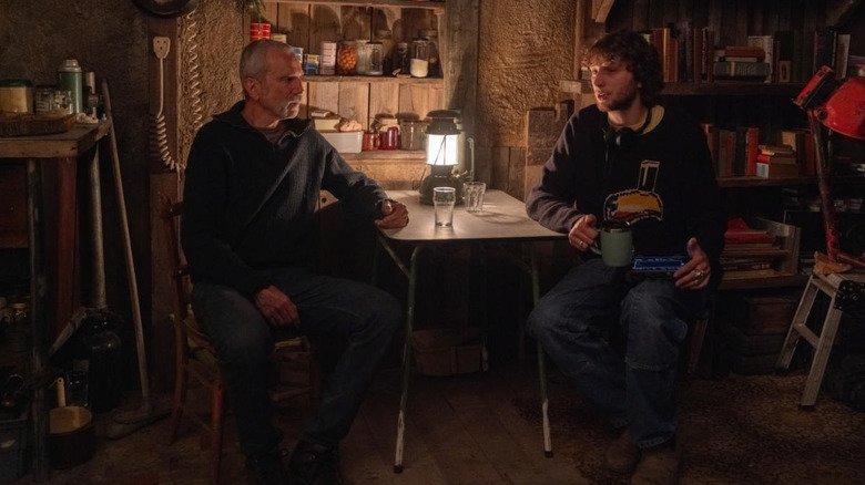 O imagine din spatele scenei cu Daniel Day-Lewis așezat la o masă cu regizorul Ronan Day-Lewis pe platoul Anemonei