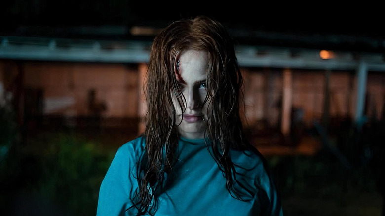 Madelaine Petsch ca Maya, cu o tăietură pe frunte, stând într -o rochie de spital afară în străini: Capitolul 2