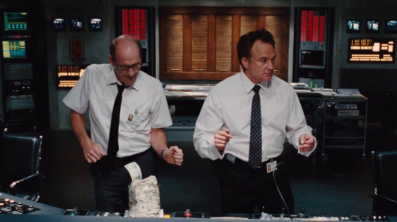 Gary și Steve făcând un pic de dans la instalația din cabina din pădure