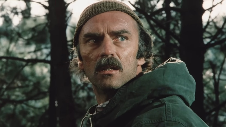 Marc Alaimo ca Luke în Grizzly II: Răzbunare, arătând în cauză într -o pădure