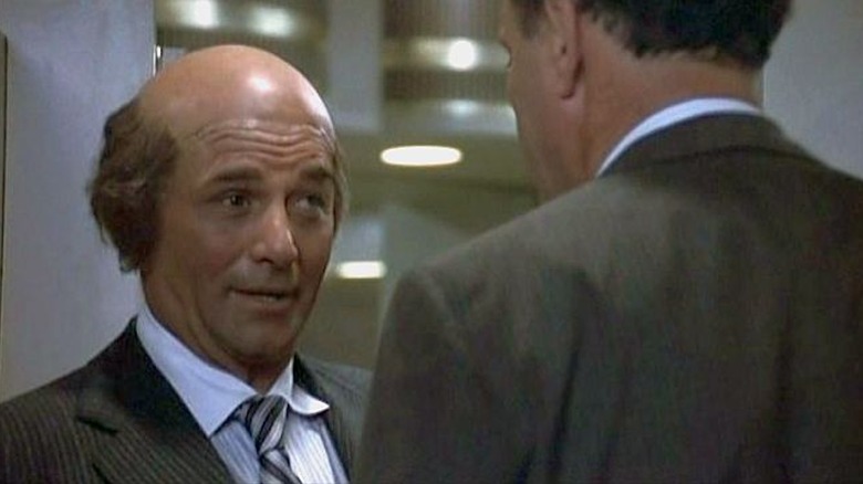 Peter Falk sport cel mai rău capac chel din toate timpurile ca Steve Rickey în mari probleme