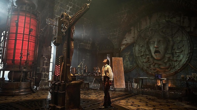 Victor se uită la creatura din Frankenstein