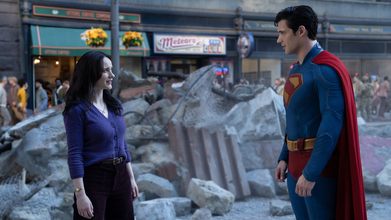 Rachel Brosnahan în rolul lui Lois Lane stând față în față cu David Corenswet ca Superman printre molozul de pe stradă din Superman