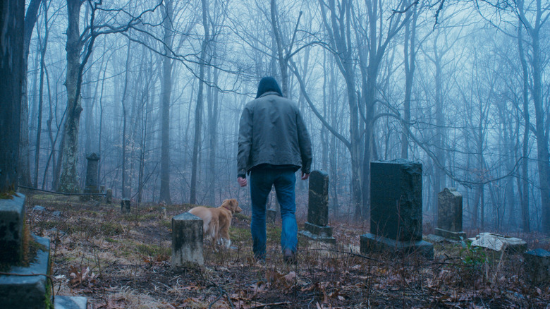 Indy și Todd se plimbă printr -un cimitir în băiat bun