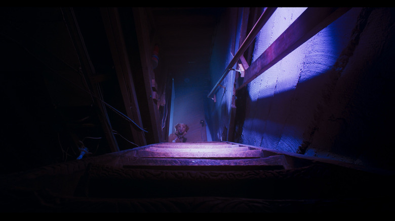 Indy privește pașii subsolului la băiatul bun