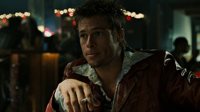 Brad Pitt în rolul lui Tyler Durden fumând o țigară într -un restaurant din Fight Club