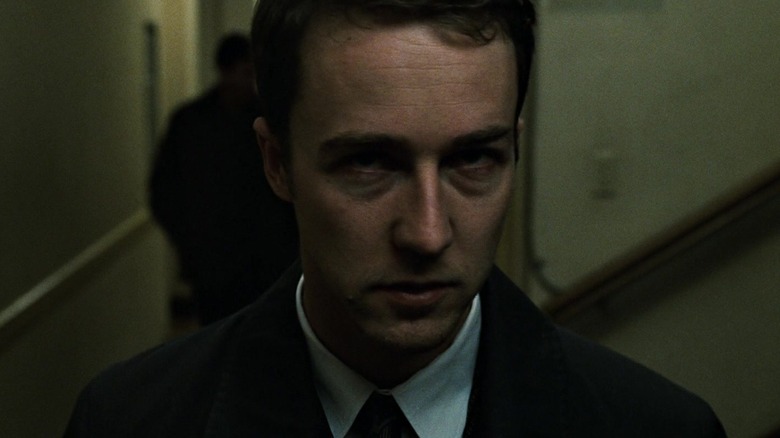 Edward Norton ca Jack/Naratorul din Fight Club purtând un costum