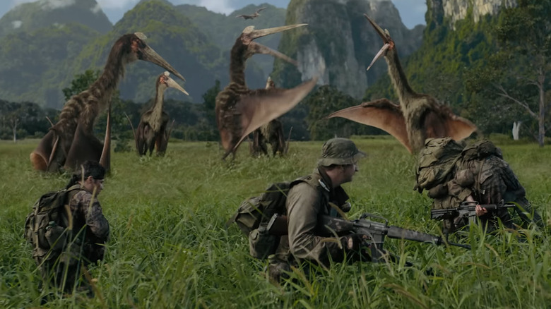 Quetzalcoatlus în domeniu care îi atacă pe soldați în războiul primordial
