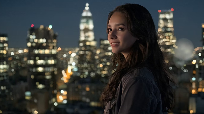 Personajul animat Tilly Norwood împotriva unui peisaj urban