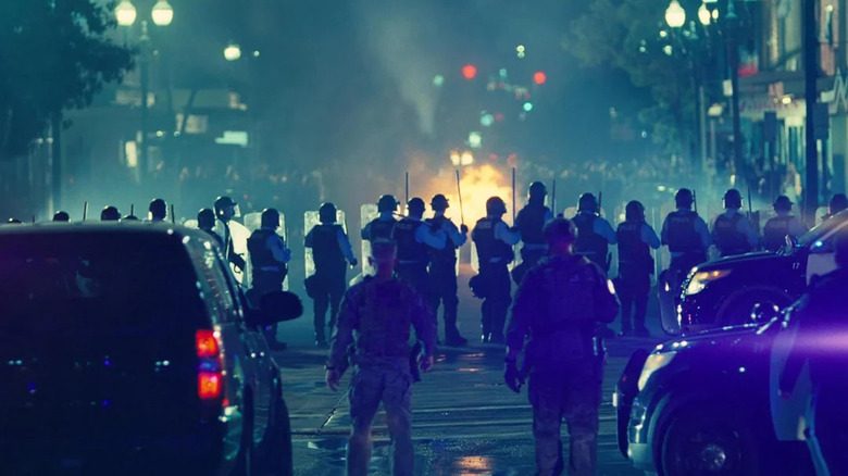 Lockjaw privește în timp ce poliția anti -revoltă se află pe străzi într -o luptă după alta