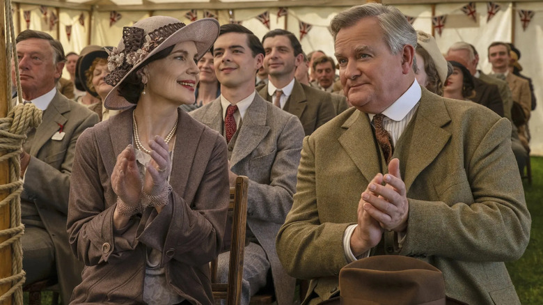 Elizabeth McGovern în rolul lui Cora Crawley și Hugh Bonneville în rolul lui Robert Crawley aplaudând în Downton Abbey: The Grand Finale