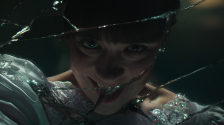 Reflecția malefică a lui Judy rânjind în Conjuring: Ultimele rituri