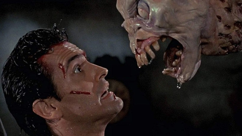 Bruce Campbell în timp ce Ash merge față în față cu o fiară în Evil Dead II