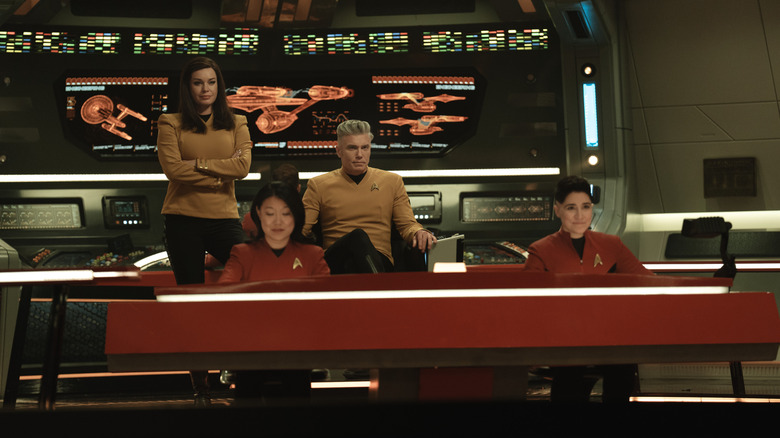 Rebecca Romijn ca Una, Anson Mount ca căpitan Pike și Melissa Navia ca Ortegas care își desfășoară stațiile pe podul USS Enterprise din Star Trek: Strange New Worlds