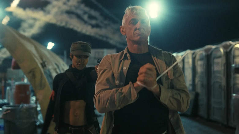 Perfidia (Teyana Taylor) îl reprezintă pe col. Lockjaw (Sean Penn) într -un lagăr de detenție a imigranților într -un bătător după altul