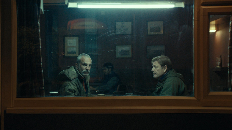 Daniel Day-Lewis în rolul lui Ray Stoker stând într-un restaurant cu Sean Bean în rolul lui Jem Stoker, privind o fereastră în Anemone