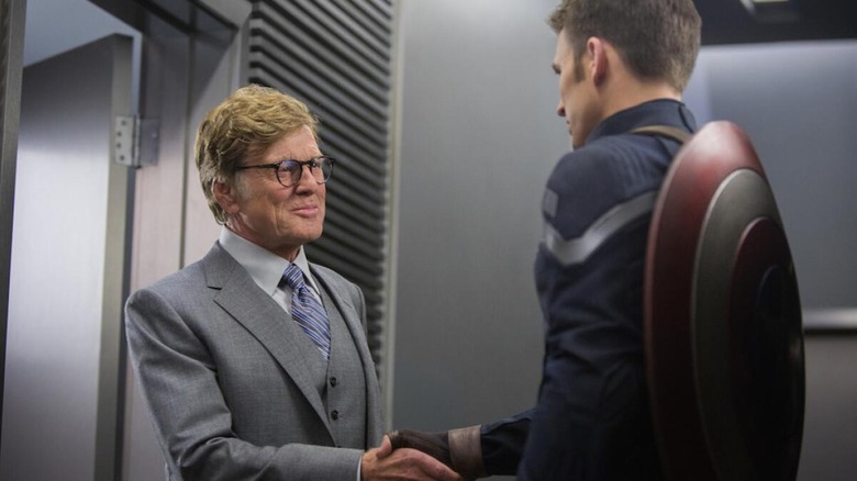 Alexander Pierce dând mâna cu Steve Rogers în Captain America: The Winter Soldier