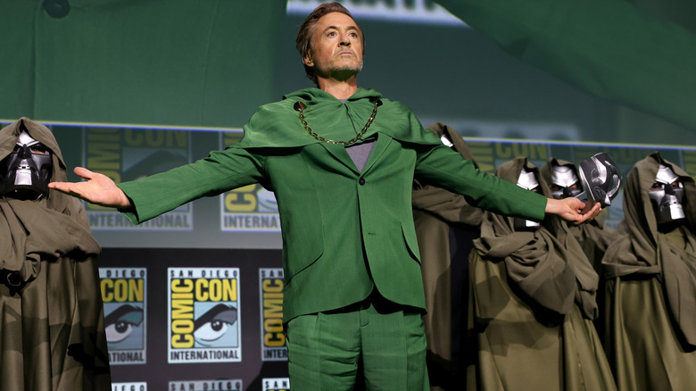 Robert Downey, Jr. făcându -și oficialul dezvăluit în calitate de doctor Doom la San Diego Comic Con Promoveing ​​Avengers: Doomsday