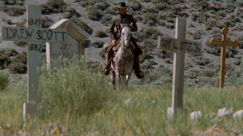 Străinul care călărește printr -un cimitir în High Plains Drifter