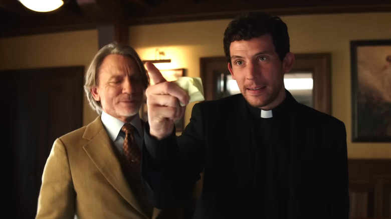 Wake Up Dead Man: Un cuțit de mister, părintele Jud, povestind grupul de suspecți în timp ce Blanc se uită în fundal