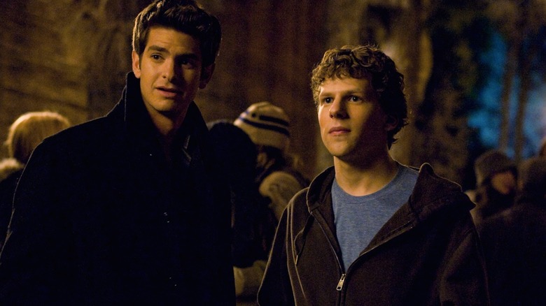 Andrew Garfield ca Eduardo Saverin și Jesse Eisenberg ca Mark Zuckerberg Sport STILLY FALL WART în rețeaua de socializare