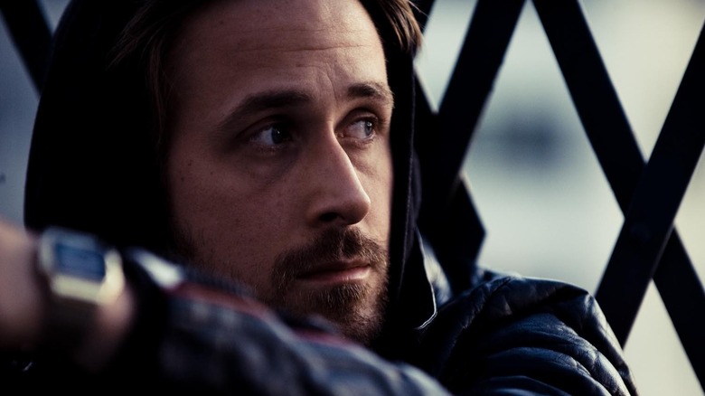 Ryan Gosling în rolul lui Dean Pereira purtând o glugă în albastru Valentine