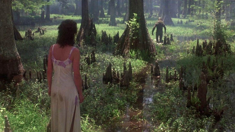 Adrienne Barbeau în timp ce Alice Watching Swamp Thing Walk in the Swamp in Swamp Thing (1982)