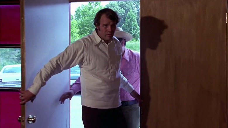 Șerif Buford Pusser Intrând într -o cameră în mers înalt