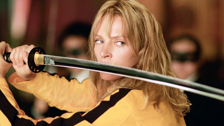 Uma Thurman ca Beatrix Kiddo Holding Sword In Kill Bill Partea 1