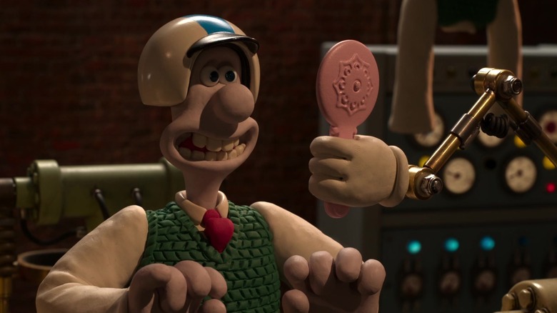 Wallace într -o cască privindu -se într -o oglindă robotică din Wallace & Gromit: răzbunare cea mai mare fowl