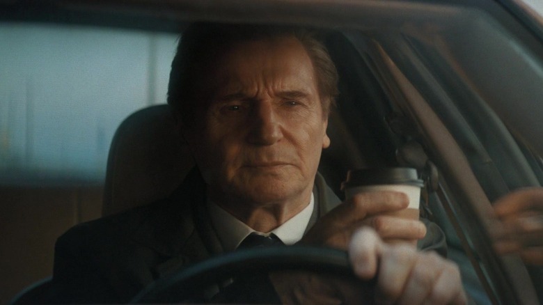 Frank Drebin Jr. Acceptând o ceașcă de cafea în timp ce conducea în arma goală (2025)