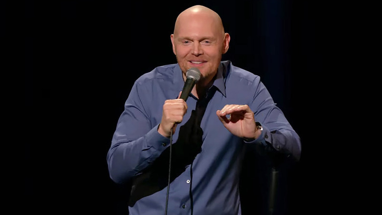 Bill Burr înțelege un microfon și spune glume în timpul Live at Red Rocks