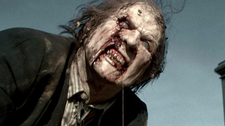 Un ghoul putrezit picură în Night of the Living Dead 1990