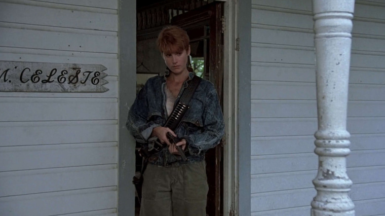 Barbara stă pe un pridvor și încarcă o armă în Noaptea Deadului Living 1990