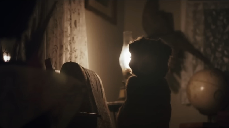 Indy câinele este silit de o lampă într -o cameră de zi în băiat bun