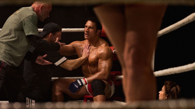 Dwayne Johnson în rolul lui Mark Kerr stând lângă frânghii în timpul unei lupte în mașina de zdrobire