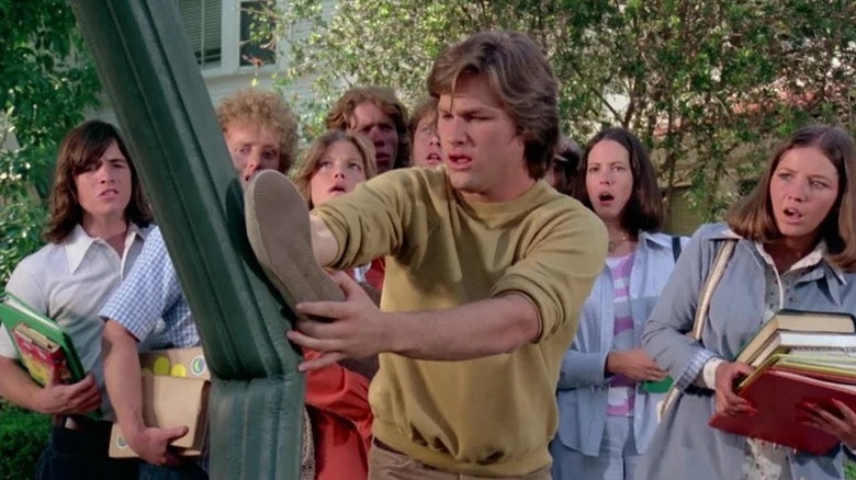 Dexter Riley îndoaie un stâlp telefonic în cel mai puternic om din lume