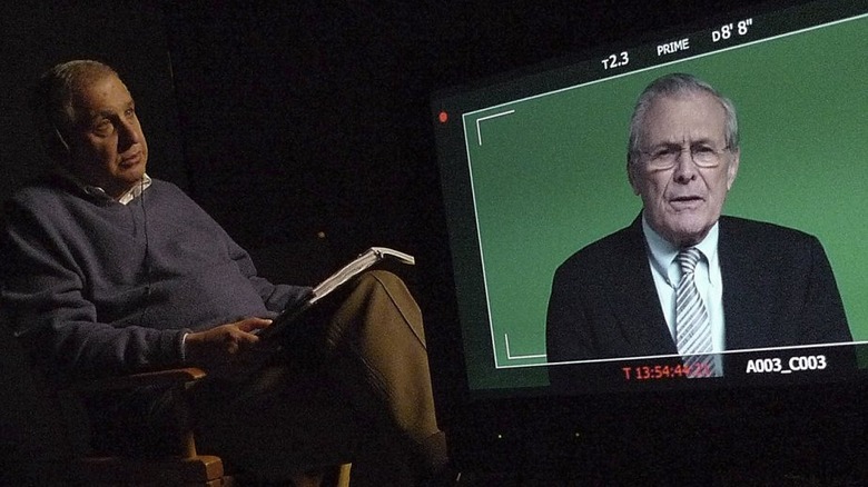 Errol Morris vorbind cu un ecran cu Donald Rumsfeld pe el în cunoscutul cunoscut