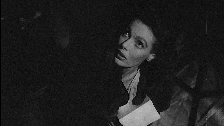 Loretta Young în rolul lui Mary Longstreet Rankin și -a privit îngrijorarea în The Stranger