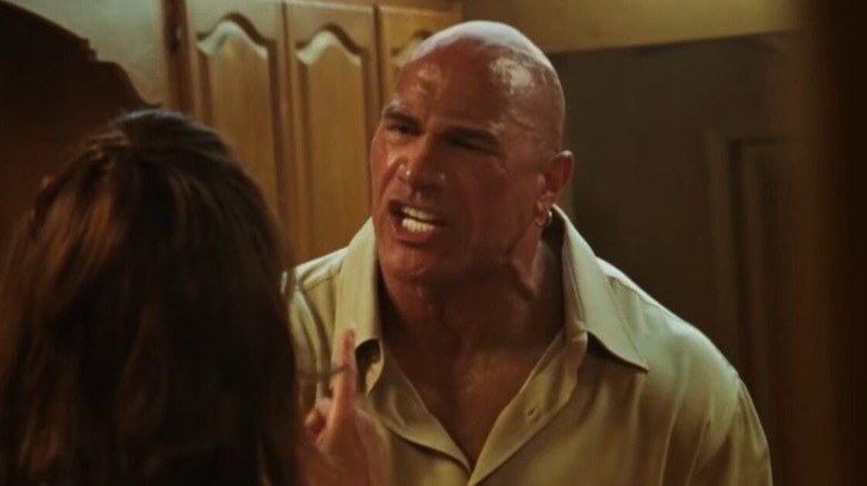 Dwayne Johnson în timp ce Mark Kerr explodează la Emily Blunt, în timp ce Dawn Staples în The Smashing Machine