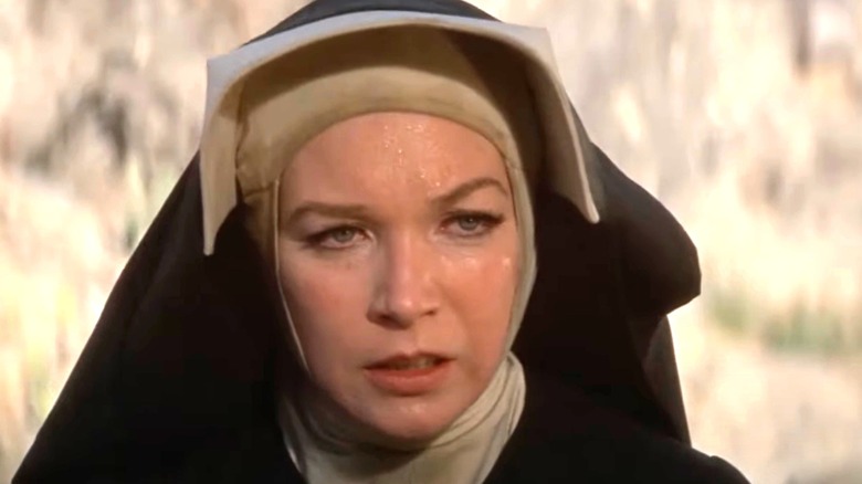 Sara Shirley MacLaine este văzută în apropiere în două muli pentru sora Sara