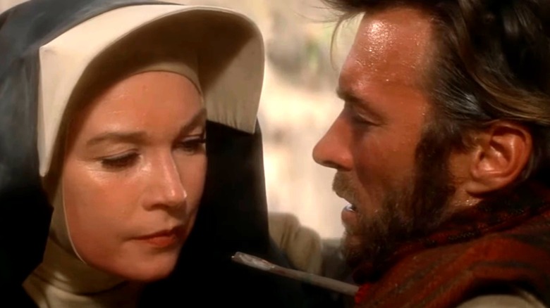 Hogan -ul lui Clint Eastwood vine față în față cu Sara de Shirley MacLaine în doi muli pentru sora Sara